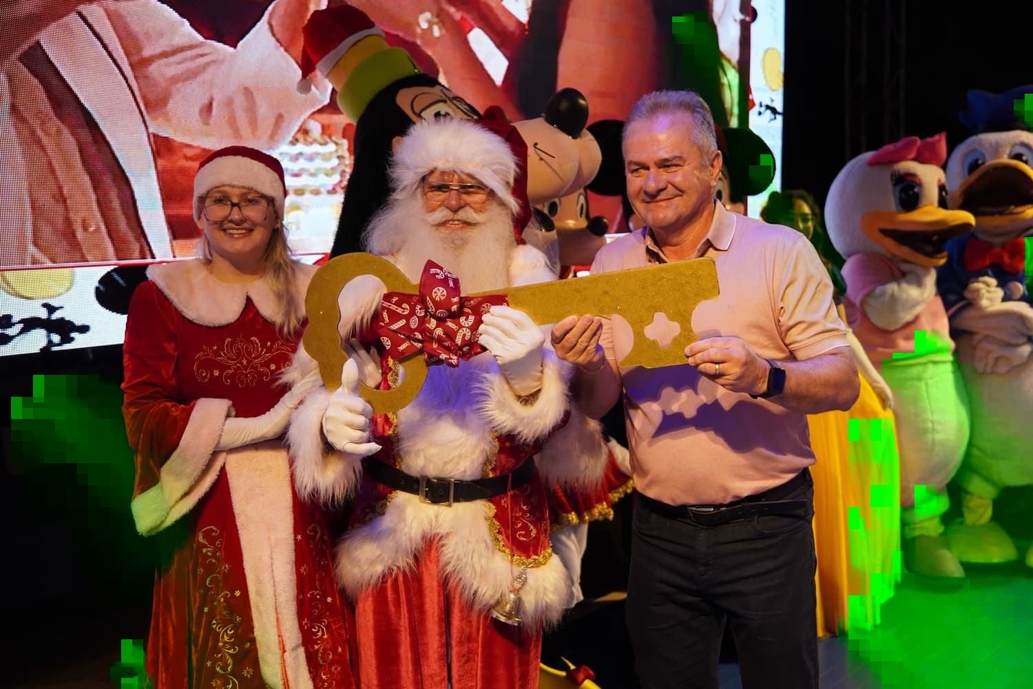 Pinhal vive noite mágica com entrega da chave do município ao Papai Noel