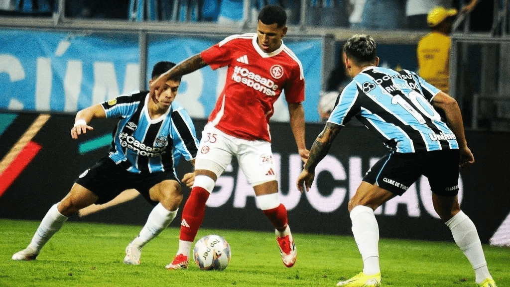 Grêmio e Inter empatam sem gols em Gre-Nal equilibrado