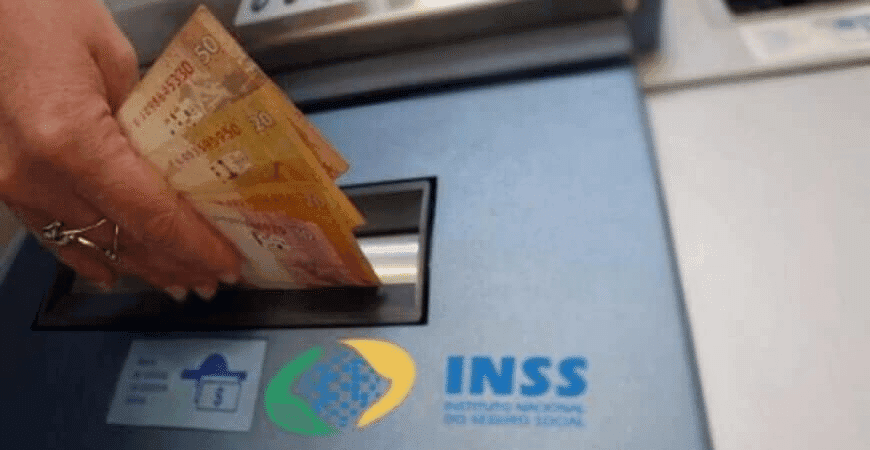 Aposentados e pensionistas do INSS começam a receber 13º salário