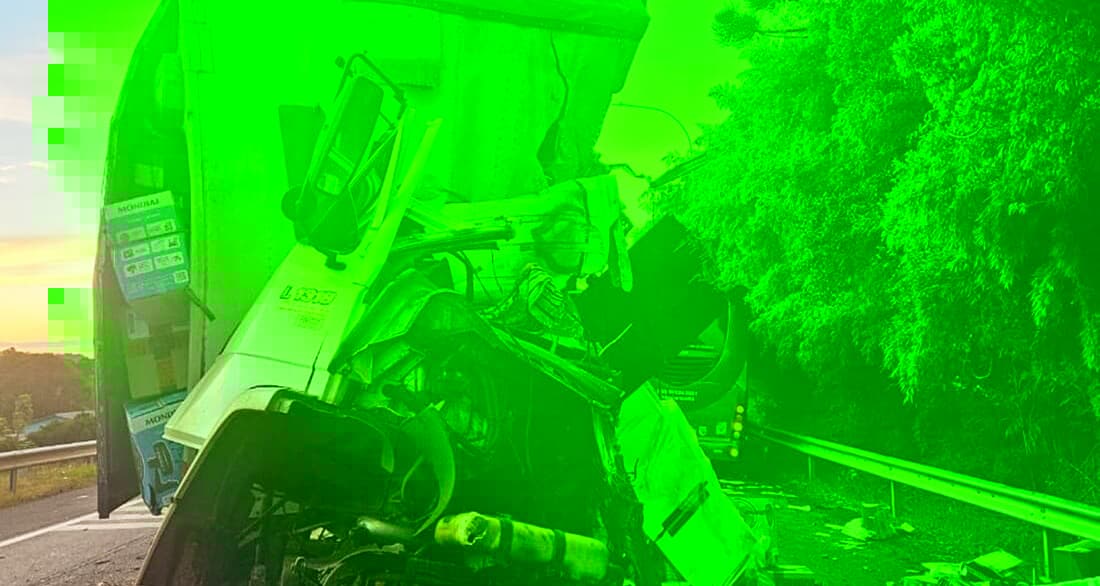 Colisão envolvendo ônibus com grupo da terceira idade resulta na morte do motorista e deixa passageiros feridos